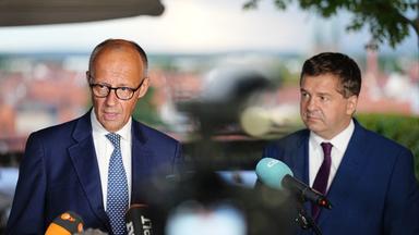 31.08.2026, Sachsen-Anhalt, Quedlinburg: Bundeskanzler Friedrich Merz (CDU, l) und Sven Schulze (CDU), Ministerpräsident von Sachsen-Anhalt und Spitzenkandidat, geben bei einer Wahlkampfveranstaltung vor der Landtagswahl in Sachsen-Anhalt ein Statement ab.