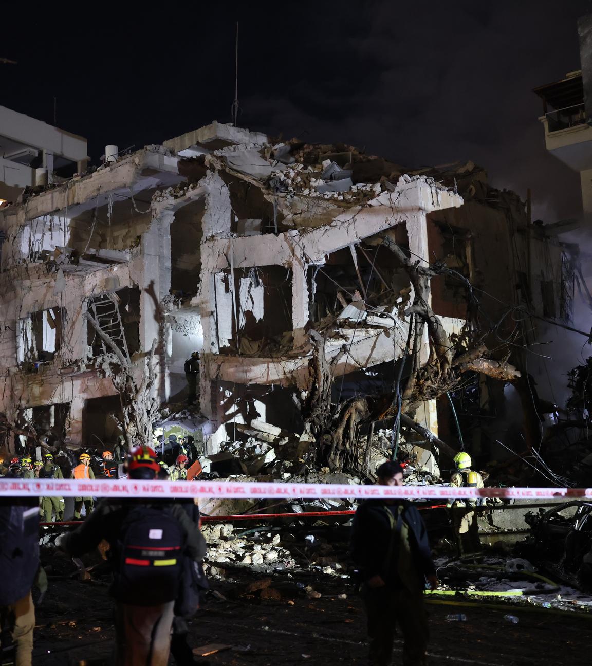 Israel, Tel Aviv: Israelische Ersthelfer treffen am Schadensort in Tel Aviv ein, nachdem iranische ballistische Raketen als Vergeltung für koordinierte US-amerikanisch-israelische Luftangriffe Teile der Stadt getroffen haben.