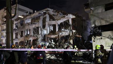 Israel, Tel Aviv: Israelische Ersthelfer treffen am Schadensort in Tel Aviv ein, nachdem iranische ballistische Raketen als Vergeltung für koordinierte US-amerikanisch-israelische Luftangriffe Teile der Stadt getroffen haben.