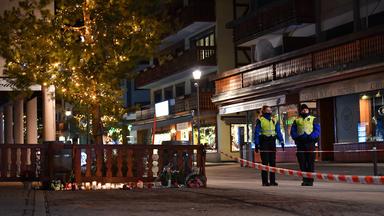 Kerzen und Blumen liegen an einer Absperrung zum Gedenken an die Opfer eines Brandes in einer Bar im Skigebiet Crans-Montana im Kanton Wallis, Schweiz.