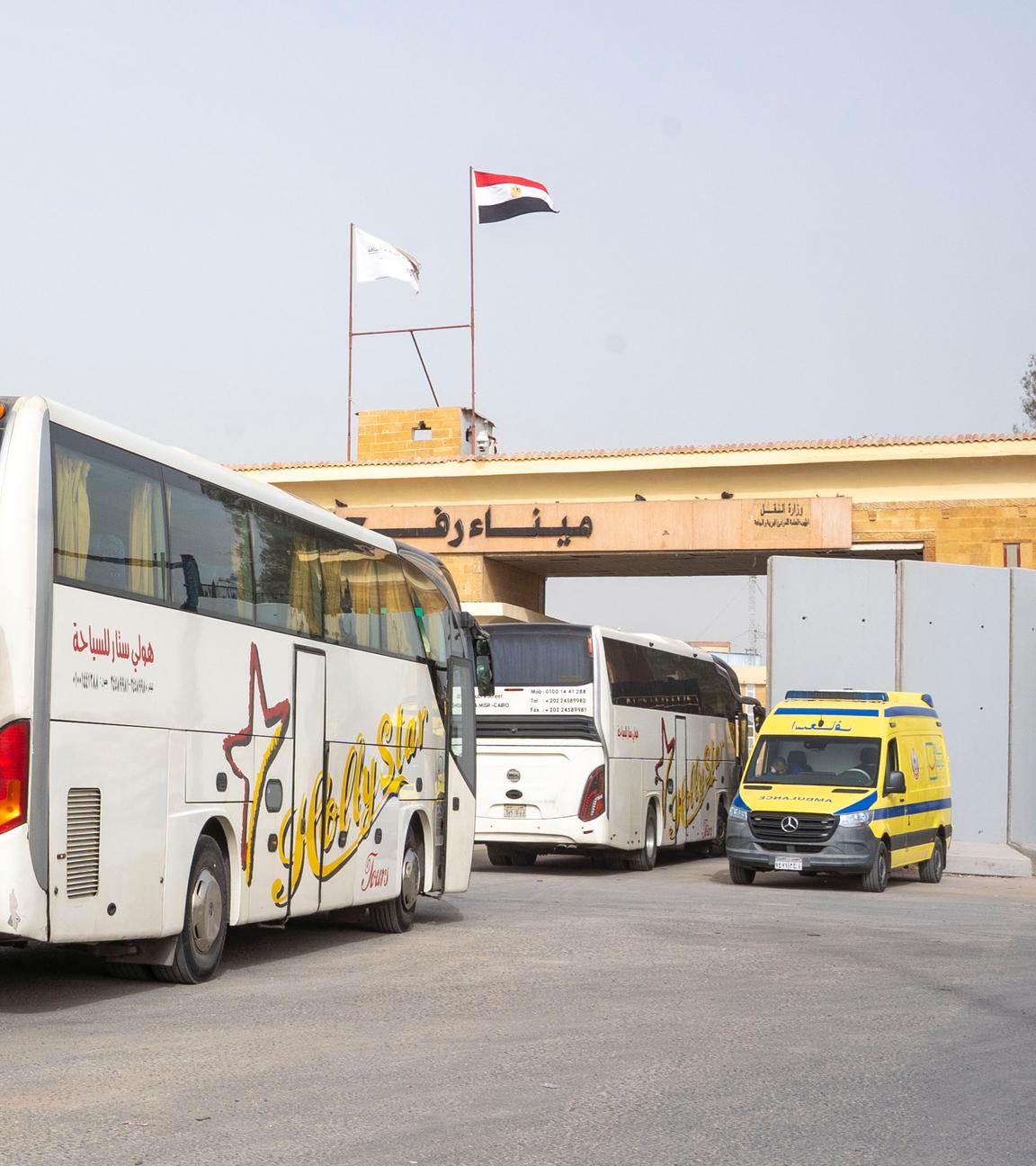 Ägypten, Rafah: Busse stehen in Rafah, Ägypten, an der ägyptischen Seite des Grenzübergangs Rafah in den Gazastreifen an.