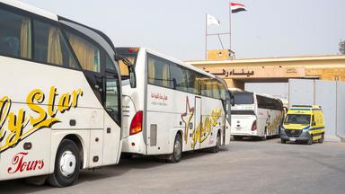 Ägypten, Rafah: Busse stehen in Rafah, Ägypten, an der ägyptischen Seite des Grenzübergangs Rafah in den Gazastreifen an.