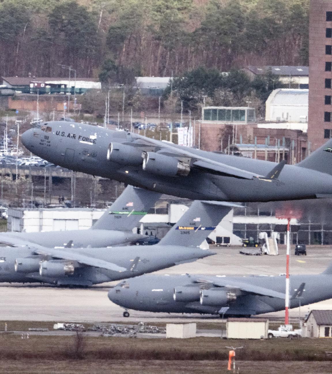 Ein militärisches Transportflugzeug vom Typ Boeing C-17 Globemaster III startet von der US-Airbase in Ramstein, der zentralen Luftdrehscheibe für Europa und den Nahen Osten