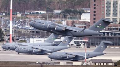 Ein militärisches Transportflugzeug vom Typ Boeing C-17 Globemaster III startet von der US-Airbase in Ramstein, der zentralen Luftdrehscheibe für Europa und den Nahen Osten