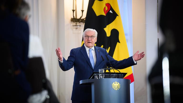 Bundespräsident Frank-Walter Steinmeier spricht beim Demokratieforum Kommunalpolitik mit dem Titel "Zukunft möglich machen" im Schloss Bellevue.