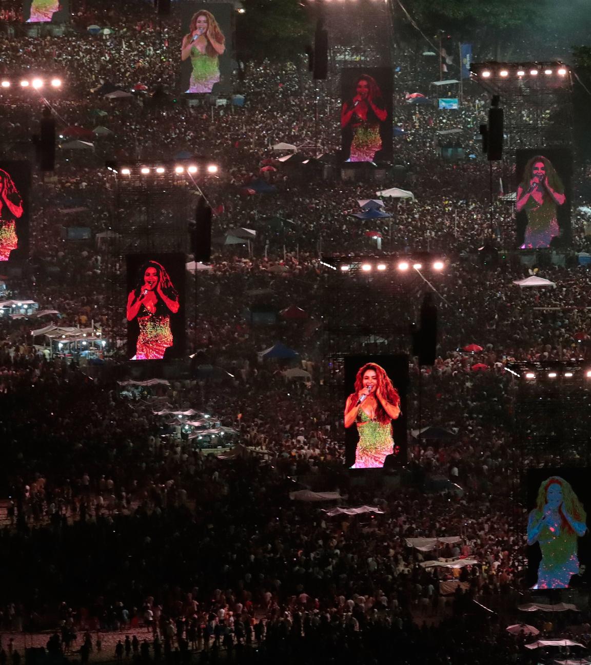 Fans drängen sich am Ufer der Copacabana, um ein kostenloses Konzert von Shakira zu sehen