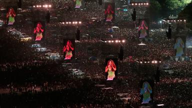 Fans drängen sich am Ufer der Copacabana, um ein kostenloses Konzert von Shakira zu sehen