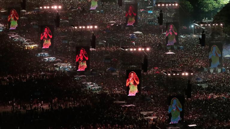 Fans drängen sich am Ufer der Copacabana, um ein kostenloses Konzert von Shakira zu sehen