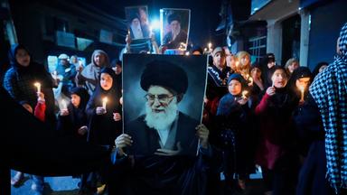 Indien, Srinagar: Schiitische Muslime rufen im indisch kontrollierten Kaschmir Slogans während eines Protestes bei Kerzenschein gegen die Ermordung des Obersten Führers des Iran, Ayatollah Ali Chamenei.