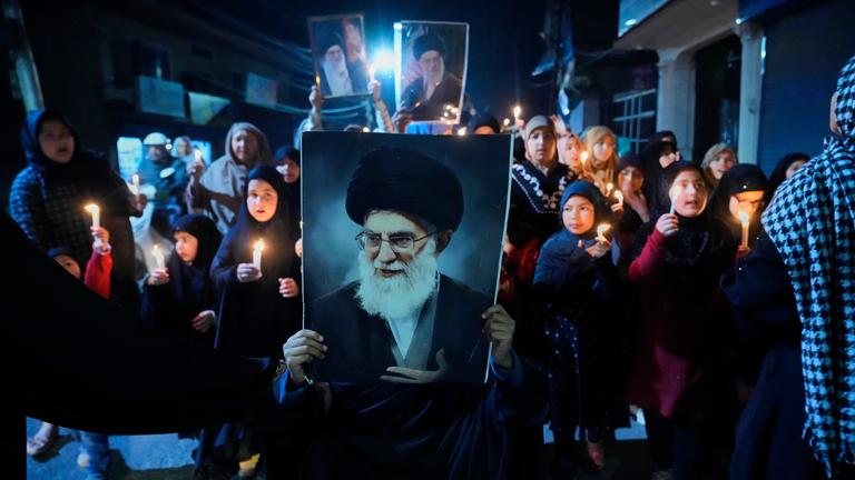Indien, Srinagar: Schiitische Muslime rufen im indisch kontrollierten Kaschmir Slogans während eines Protestes bei Kerzenschein gegen die Ermordung des Obersten Führers des Iran, Ayatollah Ali Chamenei.