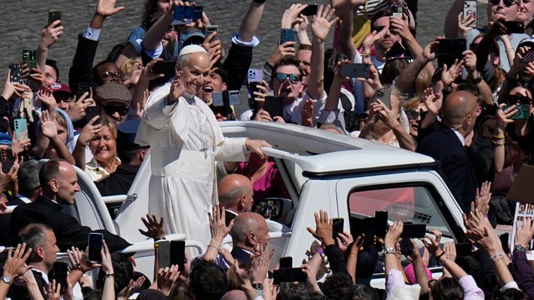 Ostersonntag - Vatikan Der papst grüßt die Gläubigen aus den Papstmobil