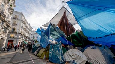 Spanien, Madrid: Campingzelte stehen im Protestcamp für bezahlbaren Wohnraum an der Puerta del Sol in Madrid (Spanien). Das Protestcamp für bezahlbaren Wohnraum auf der Puerta del Sol dauert an, während die Teilnehmer auf politische Reaktionen auf den Aufruf des Ministerpräsidenten zu Neuwahlen warten.