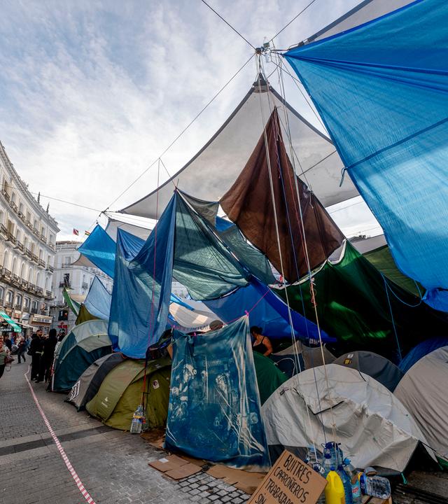 Spanien, Madrid: Campingzelte stehen im Protestcamp für bezahlbaren Wohnraum an der Puerta del Sol in Madrid (Spanien). Das Protestcamp für bezahlbaren Wohnraum auf der Puerta del Sol dauert an, während die Teilnehmer auf politische Reaktionen auf den Aufruf des Ministerpräsidenten zu Neuwahlen warten.