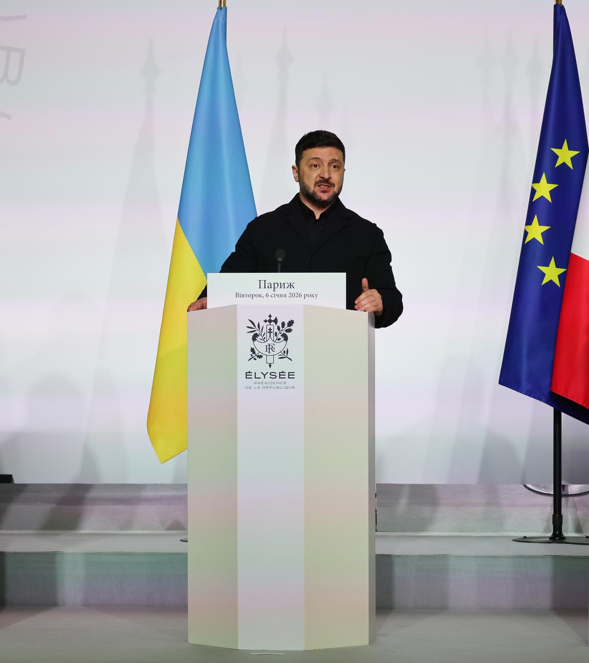 Der deutsche Bundeskanzler Friedrich Merz (links), der ukrainische Präsident Volodymyr Zelenskyy (Mitte) und der französische Präsident Emmanuel Macron nehmen an einer gemeinsamen Pressekonferenz nach der Unterzeichnung der Erklärung über die Stationierung von Streitkräften in der Ukraine teil