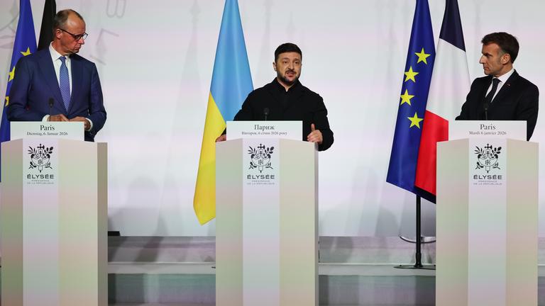 Der deutsche Bundeskanzler Friedrich Merz (links), der ukrainische Präsident Volodymyr Zelenskyy (Mitte) und der französische Präsident Emmanuel Macron nehmen an einer gemeinsamen Pressekonferenz nach der Unterzeichnung der Erklärung über die Stationierung von Streitkräften in der Ukraine teil