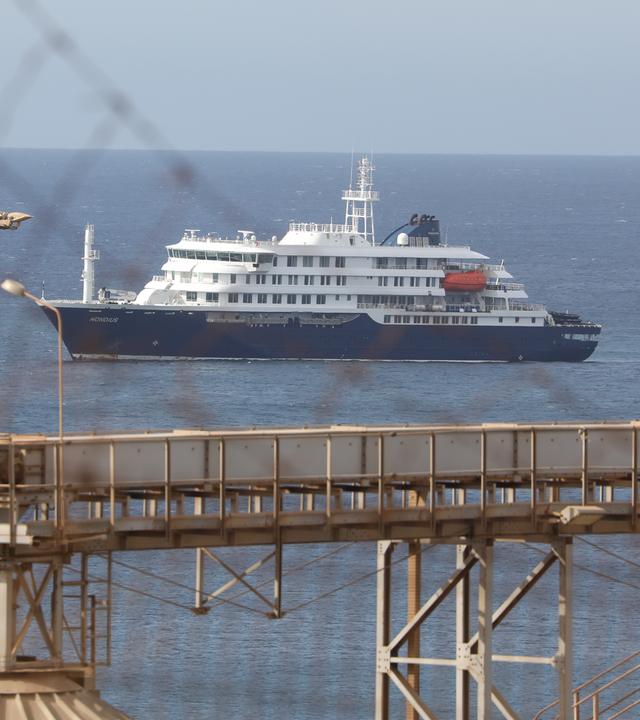 Südafrika, Praia: Das Kreuzfahrtschiff «Hondius» liegt im Hafen von Praia vor Anker.