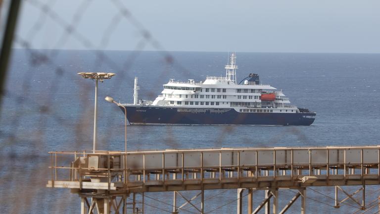 Südafrika, Praia: Das Kreuzfahrtschiff «Hondius» liegt im Hafen von Praia vor Anker.