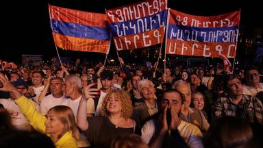 Anhänger der armenischen Regierungspartei Civil Contract von Ministerpräsident Pashinyan versammeln sich auf dem Platz der Republik bei der letzten Wahlkampfveranstaltung der Partei vor der bevorstehenden Parlamentswahl.