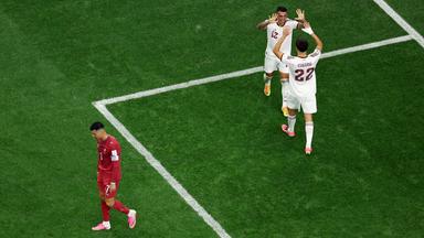 USA, Arlington: Fußball, Männer, WM 2026, Portugal - Spanien, Finalrunde, Achtelfinale, im Dallas -Stadion in Arlington. Der Portugiese Cristiano Ronaldo (l) geht bei Spielende über den Rasen, während die Spanier Pedro Porro (Mitte) und Pau Cubarsí jubeln.