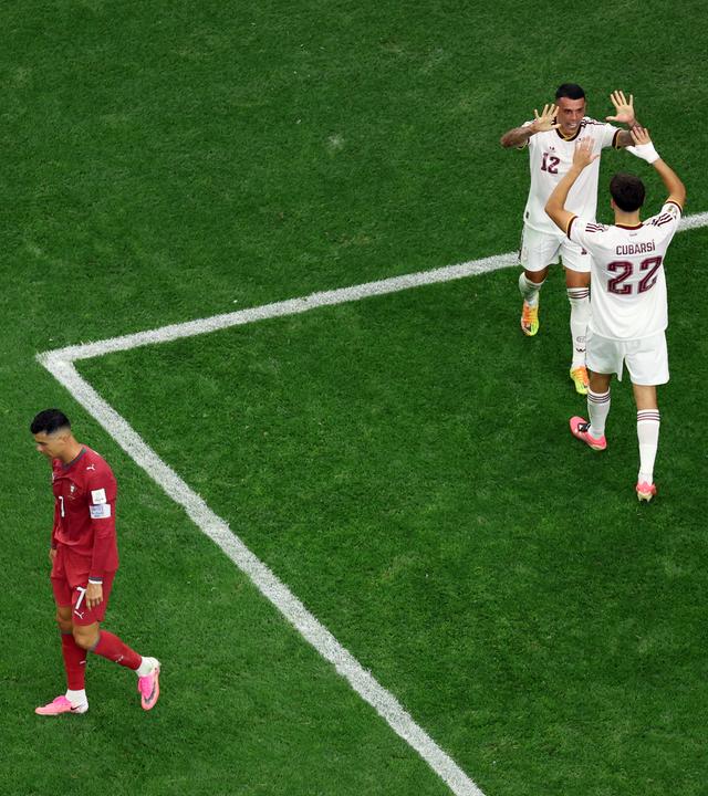 USA, Arlington: Fußball, Männer, WM 2026, Portugal - Spanien, Finalrunde, Achtelfinale, im Dallas -Stadion in Arlington. Der Portugiese Cristiano Ronaldo (l) geht bei Spielende über den Rasen, während die Spanier Pedro Porro (Mitte) und Pau Cubarsí jubeln.