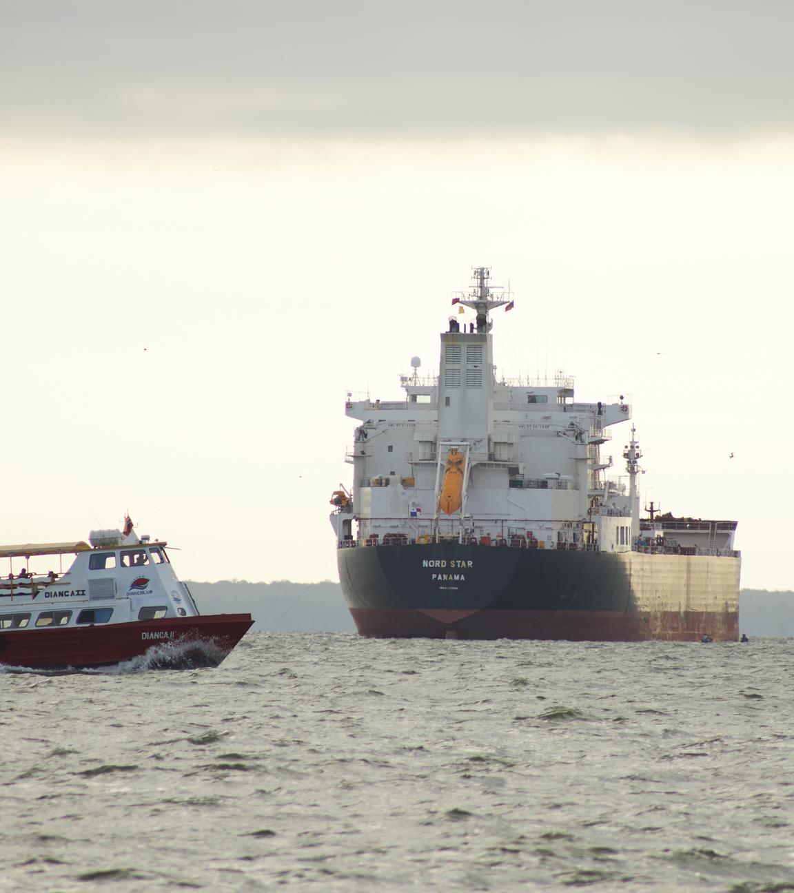 07.01.2026, Venezuela, Maracaibo: Ein Boot fährt an einem Tanker auf dem Maracaibo-See in Venezuela vorbei. Foto: Edgar Frias/AP/dpa