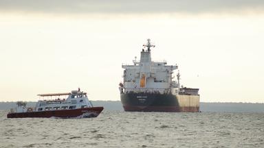 07.01.2026, Venezuela, Maracaibo: Ein Boot fährt an einem Tanker auf dem Maracaibo-See in Venezuela vorbei. Foto: Edgar Frias/AP/dpa