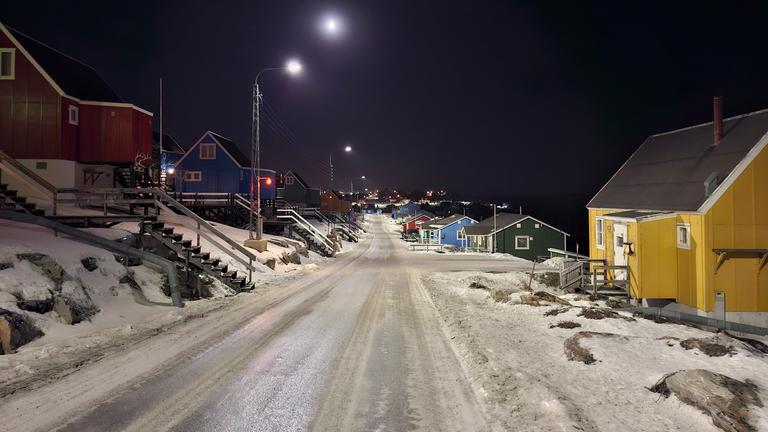 Grönland, Aasiaat: Blick auf eine schneebedeckte Straße in Aasiaat, einem autonomen Gebiet Dänemarks.