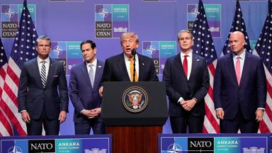 US-Präsident Donald Trump (M) spricht während einer Pressekonferenz, flankiert von (von links) US-Verteidigungsminister Pete Hegseth, US-Außenminister Marco Rubio, US-Finanzminister Scott Bessent und dem US-Botschafter bei der NATO, Matthew Whitaker, auf dem NATO-Gipfel in Ankara.