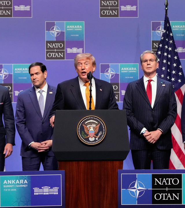 US-Präsident Donald Trump (M) spricht während einer Pressekonferenz, flankiert von (von links) US-Verteidigungsminister Pete Hegseth, US-Außenminister Marco Rubio, US-Finanzminister Scott Bessent und dem US-Botschafter bei der NATO, Matthew Whitaker, auf dem NATO-Gipfel in Ankara.