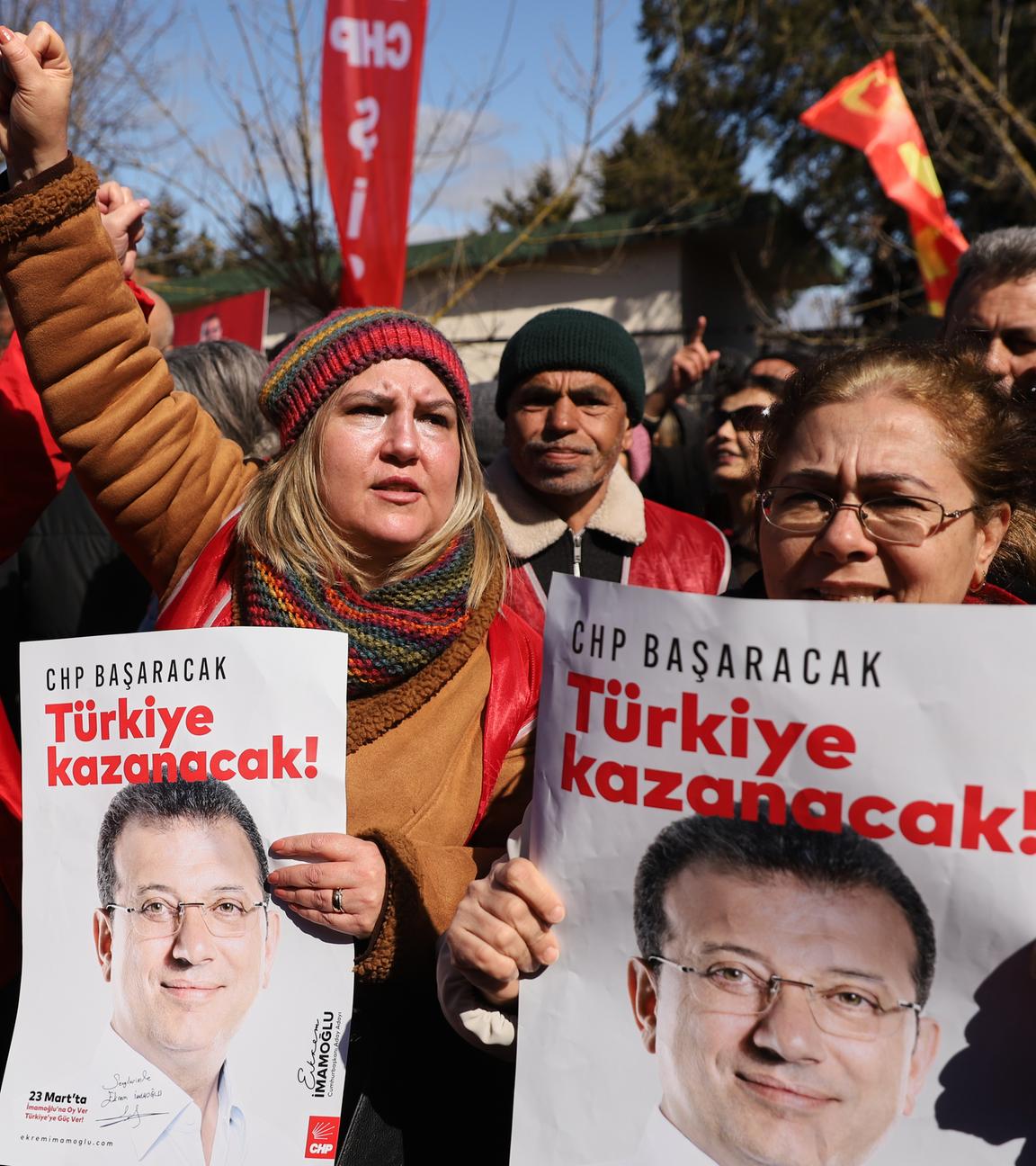 09.03.2026, Türkei, Istanbul: Unterstützer rufen Slogans vor dem Silivri-Gefängnis, in dem der inhaftierte Bürgermeister von Istanbul, Ekrem Imamoglu vor Gericht steh. Auf den Plakaten ist auf Türkisch zu lesen: "Türkiye wird gewinnen".