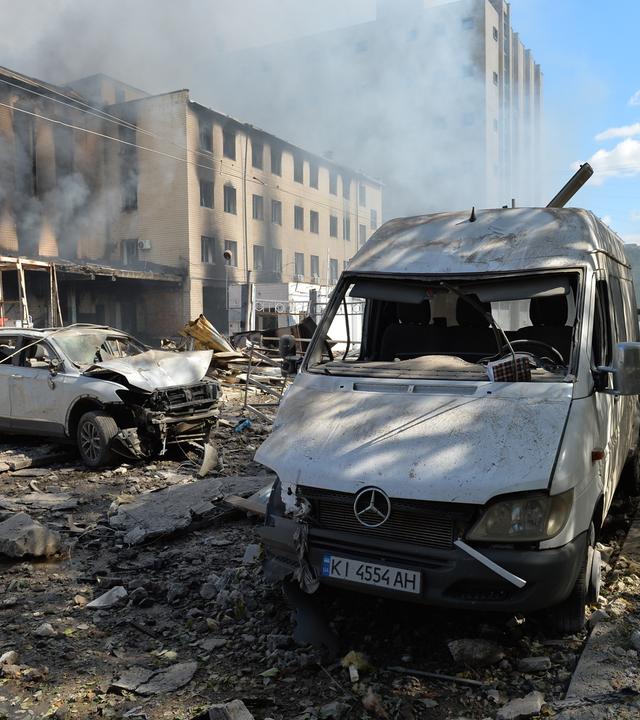 Kiew: Ein zerstörtes Gebäude und Autos nach russischen Angriffen in Kiew. Mehrere Menschen kamen ums Leben, als Russland in der Nacht die Region Kiew mit Drohnen und Raketen angriff.