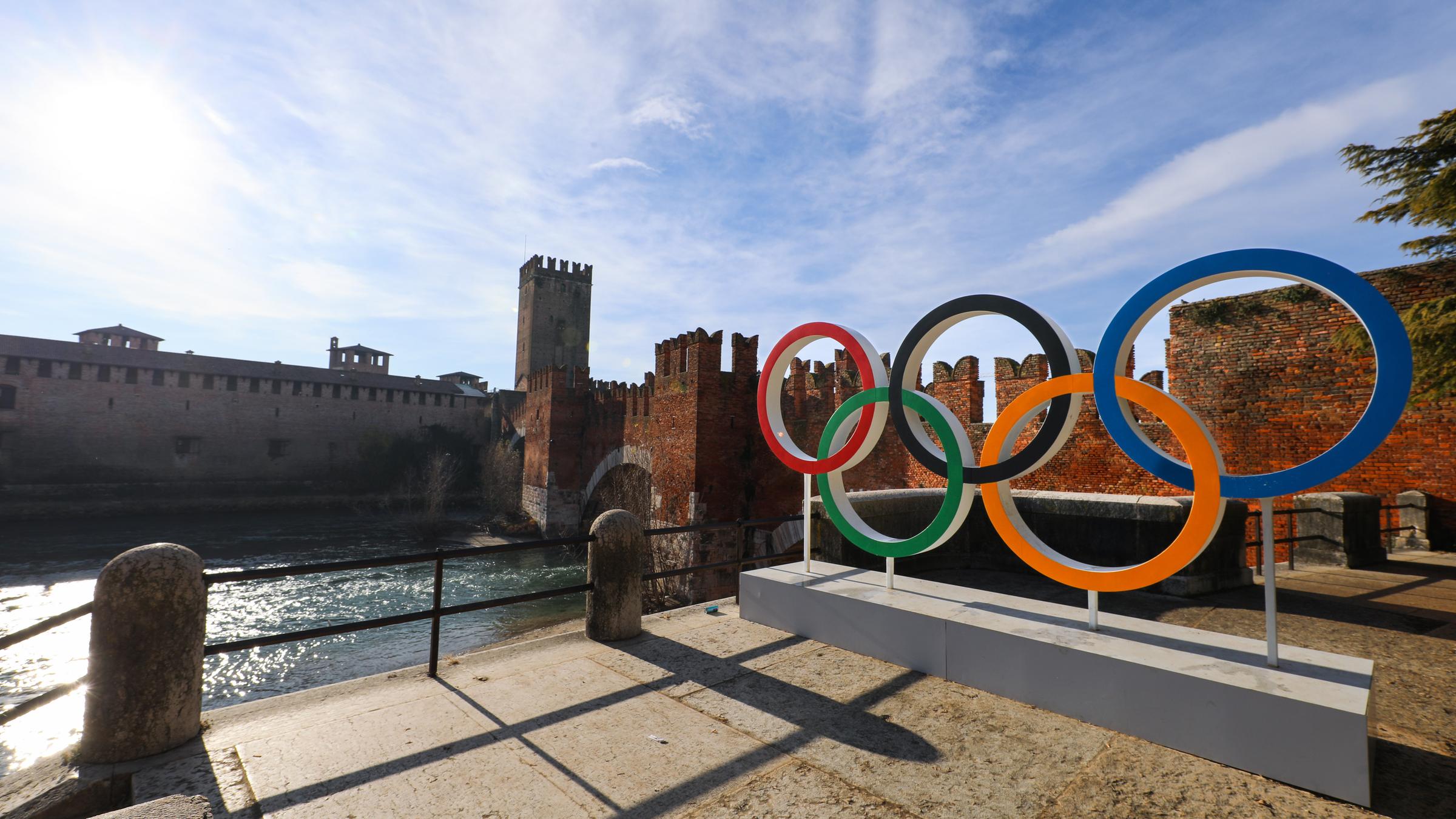 Italien, Verona: Die Stadt Verona zeigt olympischen Ringe an ihrem historischen Castelvecchio, da die Stadt eine wichtige olympische Stadt für die Winterspiele in Mailand Cortina 2026 wird. Verona wird die Schlussfeier der Olympischen Spiele und die Eröffnungsfeier der Paralympics in der antiken Arena di Verona ausrichten und das römische Amphitheater für diese Veranstaltungen im Februar und März 2026 in die "Verona Olympic Arena" verwandeln.