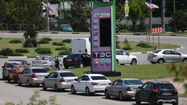 An einer Tankstelle in Simferopol auf der Krim stehen Autos Schlange.