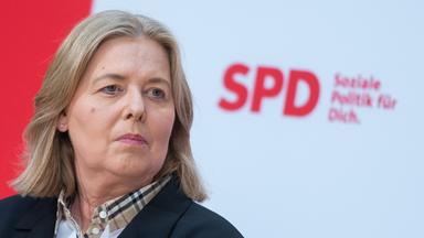 Bärbel Bas (SPD), Bundesarbeitsministerin, spricht bei einer Pressekonferenz.
