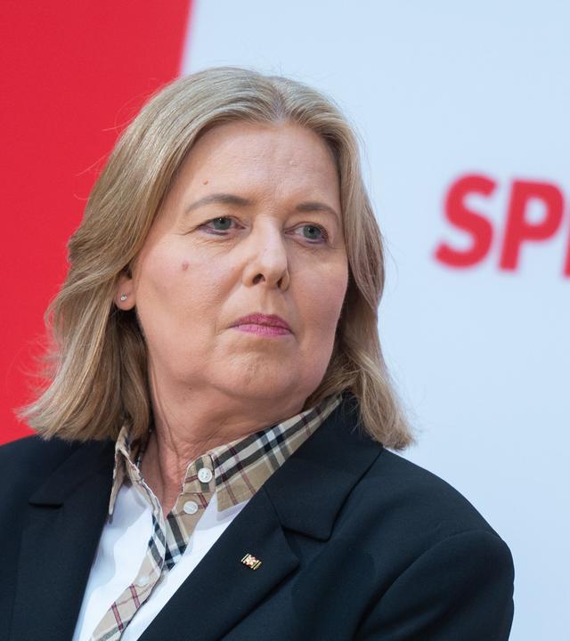 Bärbel Bas (SPD), Bundesarbeitsministerin, spricht bei einer Pressekonferenz.