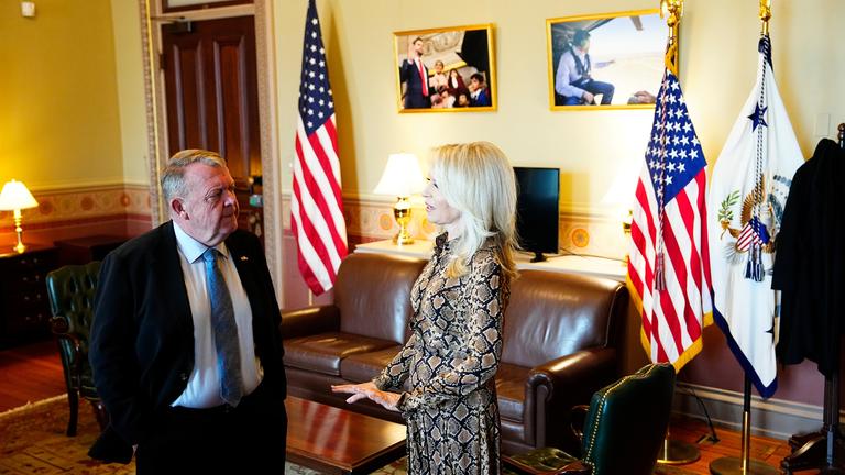 14.01.2026, USA, Washington: Dänemarks Außenminister Lars Loekke Rasmussen (l) steht im Weißen Haus vor einem Treffen mit US-Vizepräsident Vance und US-Außenminister Rubio.