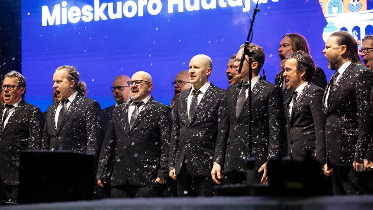 Finnland, Oulu: Der Chor Mieskuoro Huutajat (Schreiende Männer) trat bei den Feierlichkeiten zum Jahr der Kulturhauptstadt Europas auf dem Marktplatz auf.