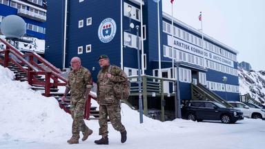 16.01.2026, Grönland, Nuuk: Dänische Soldaten gehen vor dem Joint Arctic Command Cente spazieren.