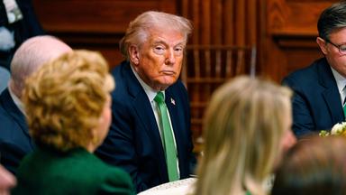 17.03.2026, USA, Washington: US-Präsident Donald Trump nimmt am St. Patrick's Day in Washington an einem Mittagessen der "Friends of Ireland" für den irischen Premierminister Martin im US-Kapitol teil.