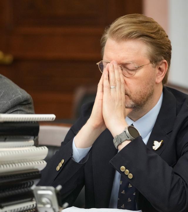 17.08.2026, Russland, Moskau: Nikolai Rybakow, Vorsitzender der Partei Jabloko, nimmt vor dem Obersten Gerichtshof Russlands an einer Berufungsverhandlung zur Klage der kremlnahen außerparlamentarischen und ultranationalistischen Partei Rodina teil. Das Oberste Gericht entscheidet erneut über den Ausschluss der Partei von der Parlamentswahl im September