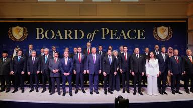 US-Präsident Donald Trump (M) steht mit anderen Staats- und Regierungschefs vor einer Sitzung des Friedensrates zur Beilegung globaler Konflikte im U.S. Institute of Peace.