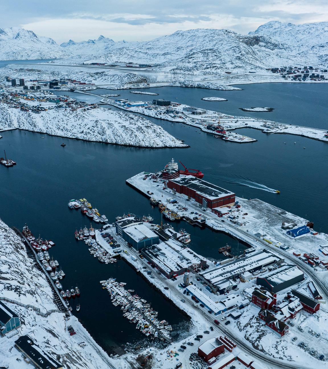 Boote liegen im Hafen von Nuuk.