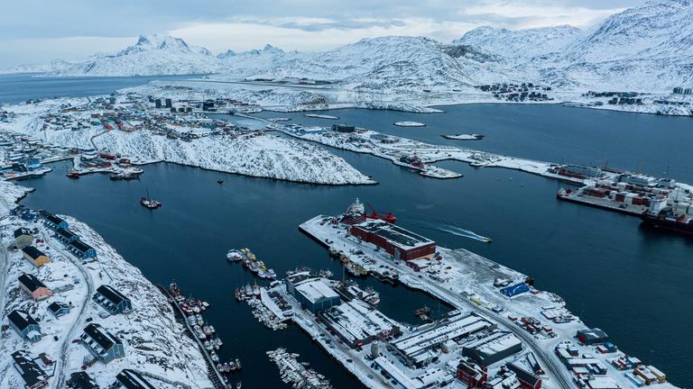 Boote liegen im Hafen von Nuuk.