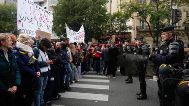 Demonstranten stehen Polizisten gegenüber, während eines Protests gegen die schlechten Bildungsbedingungen an Schulen.