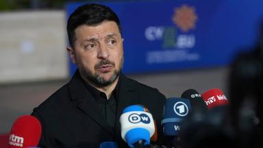 Der ukrainische Präsident Wolodymyr Selenskyj spricht auf einer Pressekonferenz am Rande des EU-Gipfels in Zypern.
