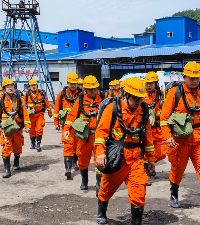 Rettungskräfte an der Unglücksstelle der Liushenyu-Kohlemine im Kreis Qinyuan der Stadt Changzhi in der nordchinesischen Provinz Shanxi.