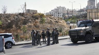 23.10.2026, Palästinensische Gebiete, Hebron: Israelische Soldaten versammeln sich am Ort eines Schussangriffs, den palästinensische Bewaffnete an einer Kreuzung in der Nähe von Hebron im besetzten Westjordanland verübt haben.