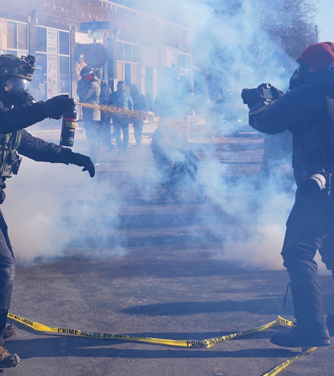 Beamte setzen Tränengas gegen Demonstranten ein.