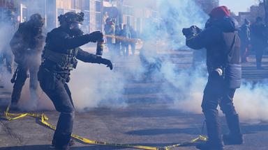 Beamte setzen Tränengas gegen Demonstranten ein.
