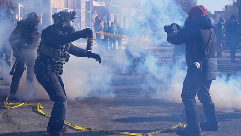 Beamte setzen Tränengas gegen Demonstranten ein.